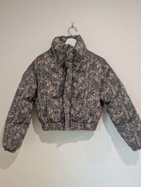 Cropped Quilted Puffer Jacket in Camouflage Leaf Print size small